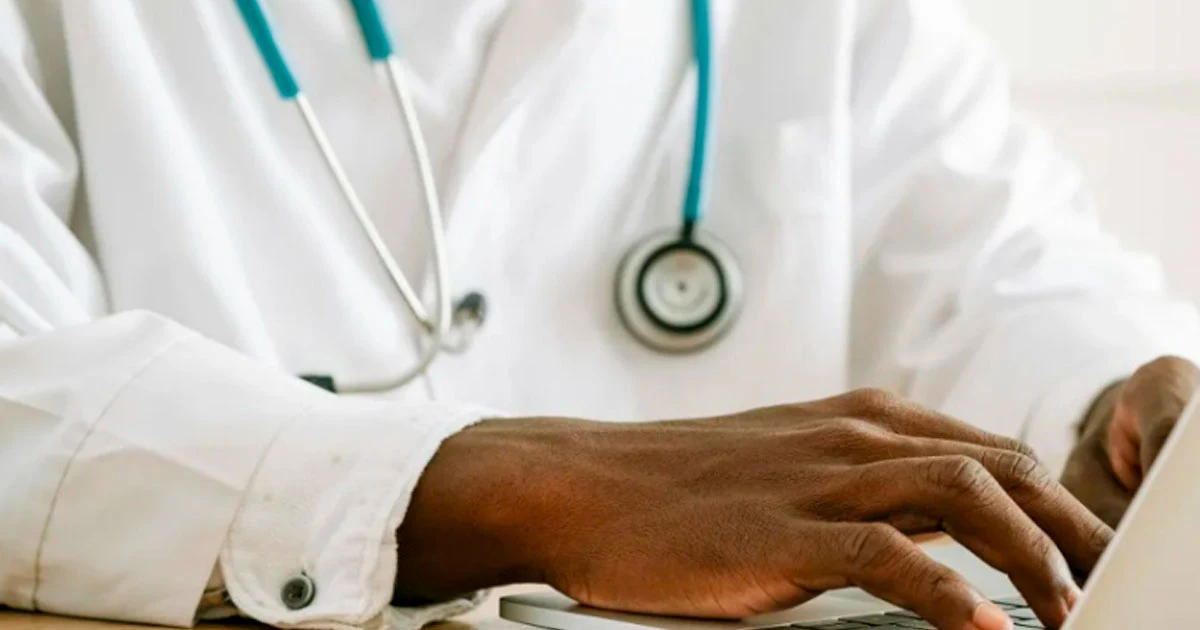 Médico que deixou 21 pessoas com perda de visão após cirurgia é condenado