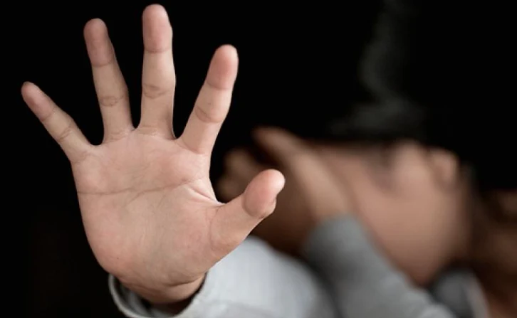 Mãe vai parar na delegacia por bater na filha de 15 anos que sumiu e só voltou pra casa de madrugada