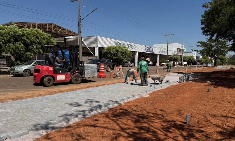 Prefeitura de Sinop conclui primeira etapa do estacionamento no canteiro central da Avenida Joaquim Socreppa